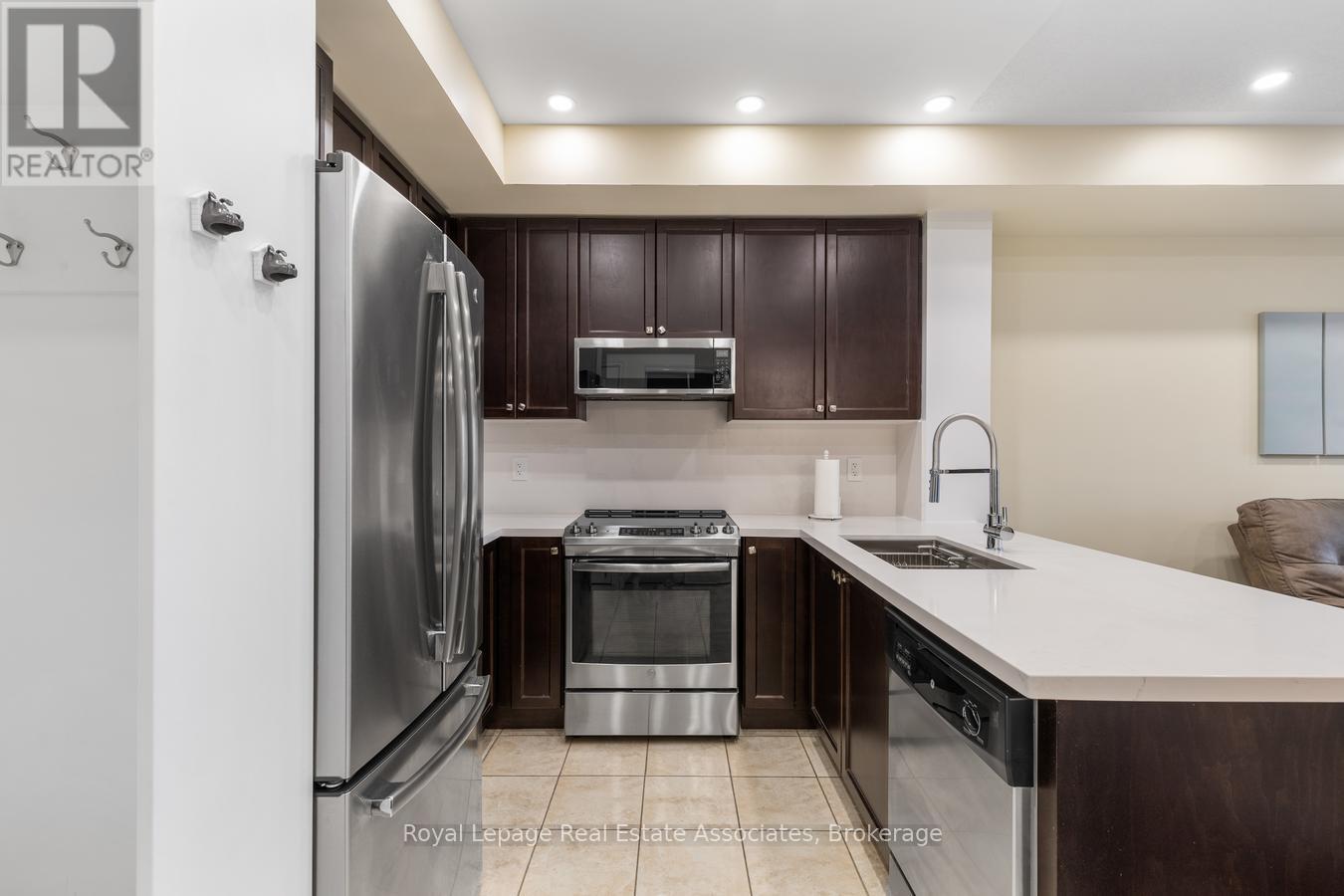 Photo 4 of 325 570 Lolita Gardens, Mississauga ON