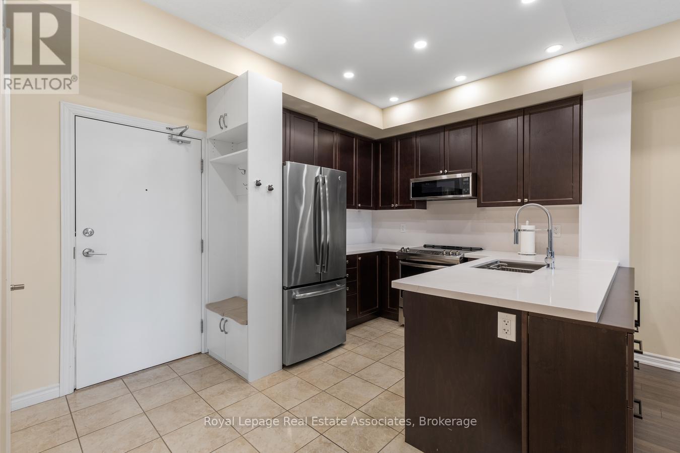 Photo 5 of 325 570 Lolita Gardens, Mississauga ON