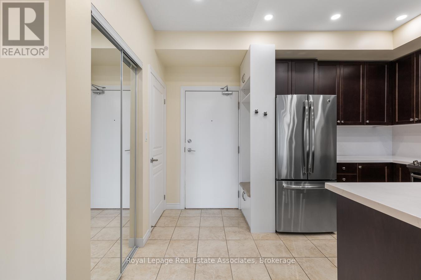 Photo 6 of 325 570 Lolita Gardens, Mississauga ON