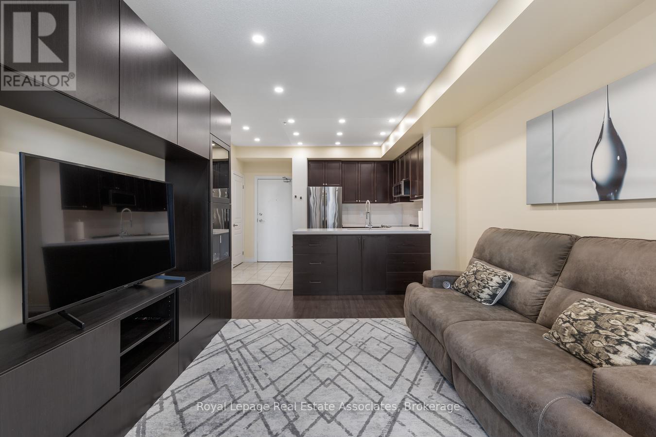 Photo 8 of 325 570 Lolita Gardens, Mississauga ON
