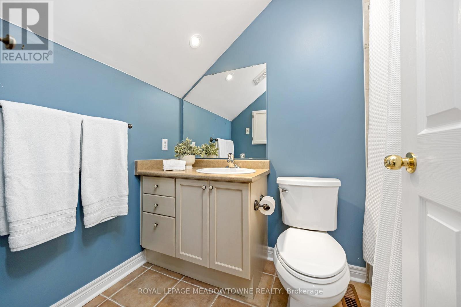 Photo 27 of 241 Ledwith Drive, Milton ON