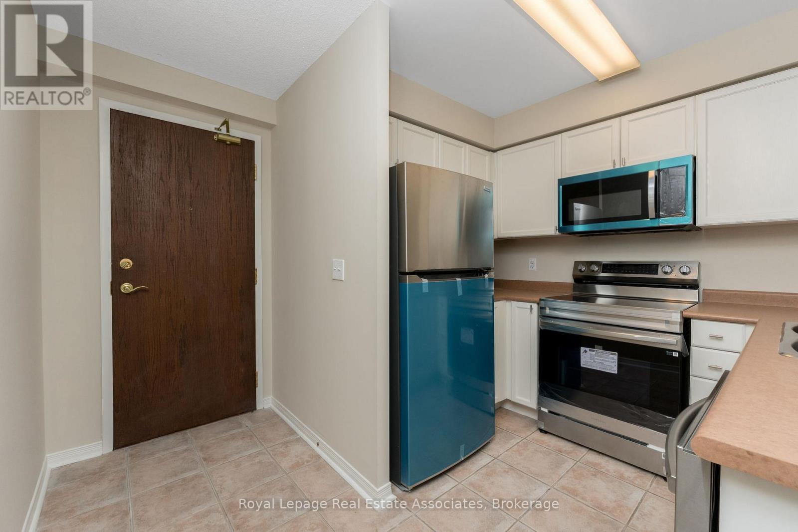 Photo 3 of 709 15 Michael Power Place, Toronto ON