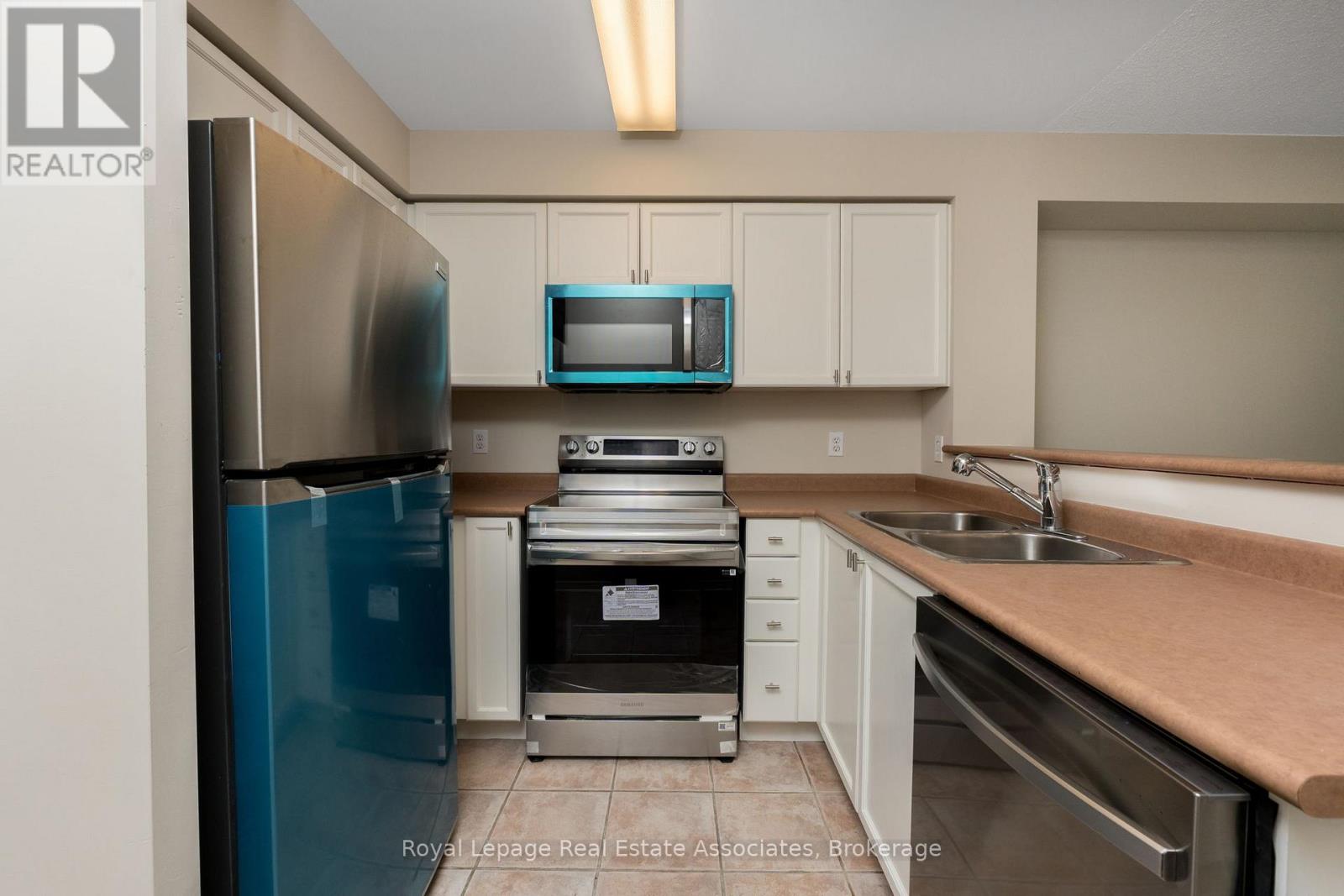 Photo 4 of 709 15 Michael Power Place, Toronto ON