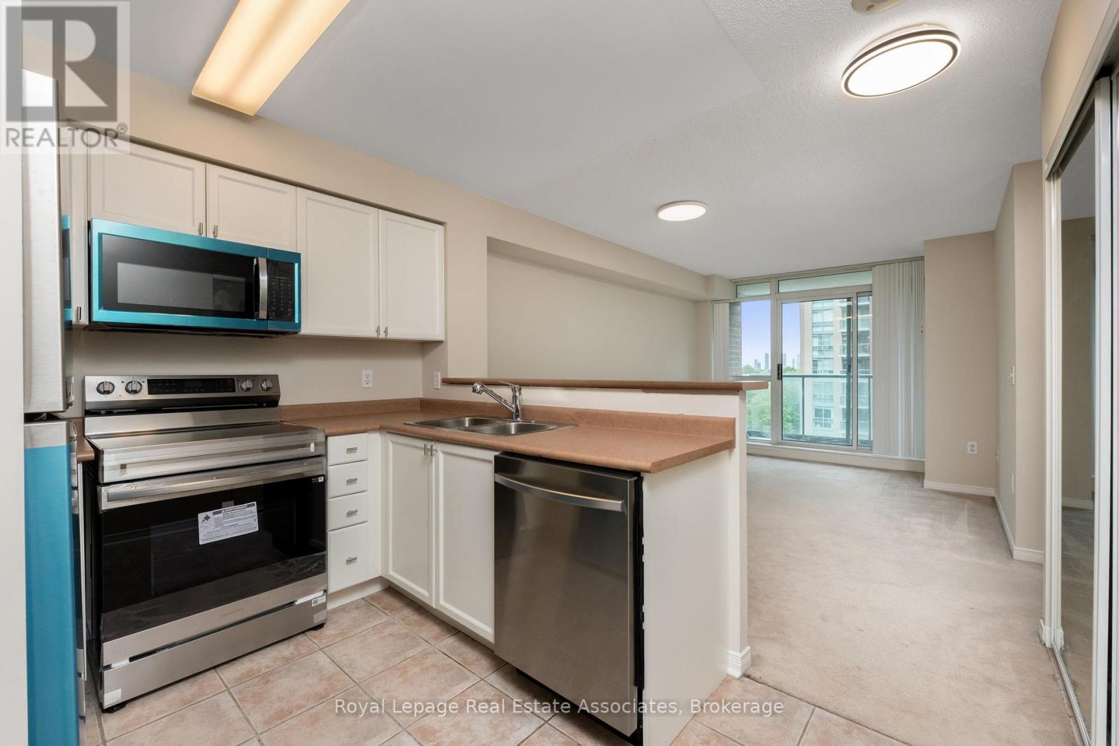 Photo 5 of 709 15 Michael Power Place, Toronto ON
