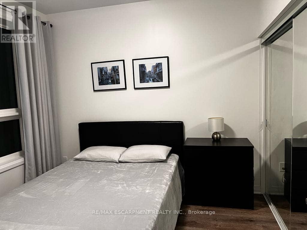 Photo 8 of 214 95 Dundas Street W, Oakville ON