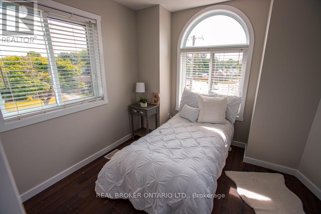 Photo 31 of B 489 East Avenue, Kitchener ON