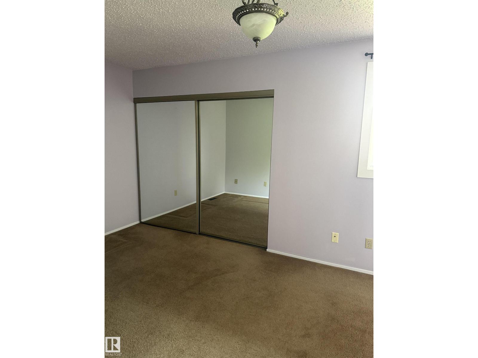 Photo 9 of 35 4707 126 Av Nw, Edmonton AB