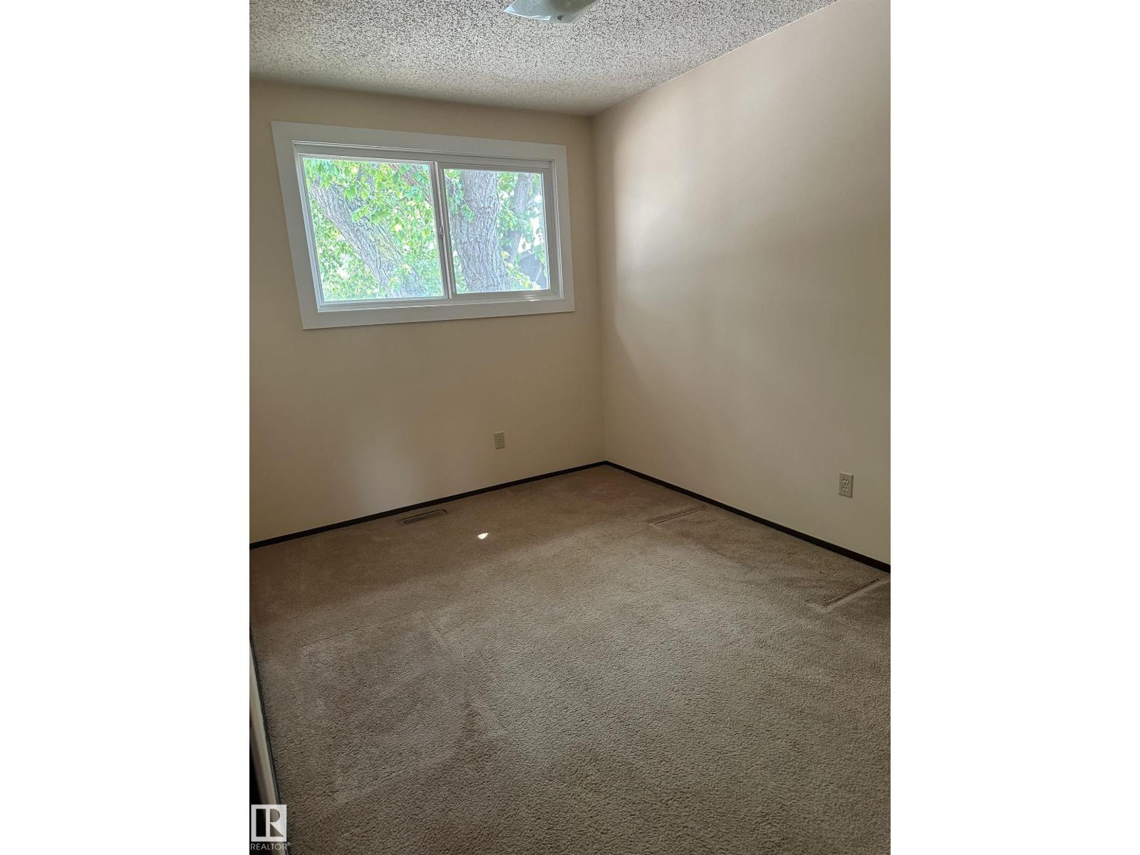 Photo 11 of 35 4707 126 Av Nw, Edmonton AB