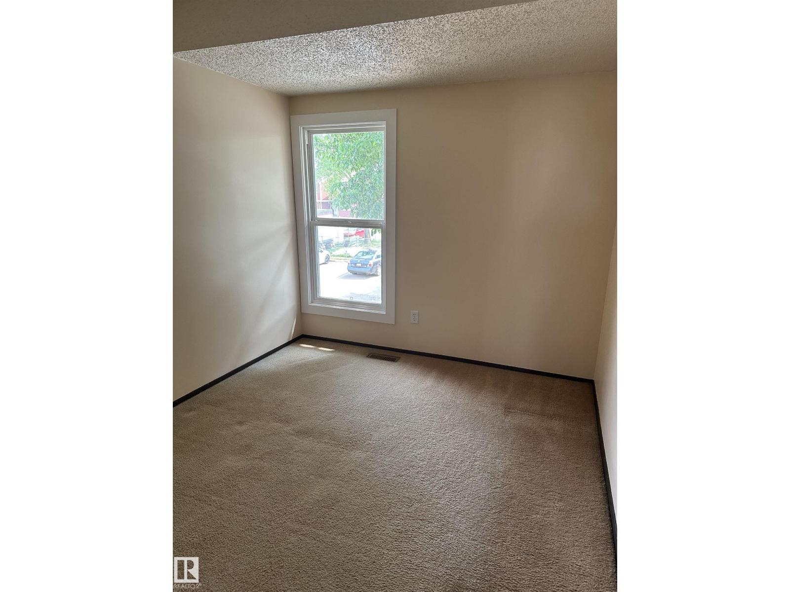 Photo 12 of 35 4707 126 Av Nw, Edmonton AB