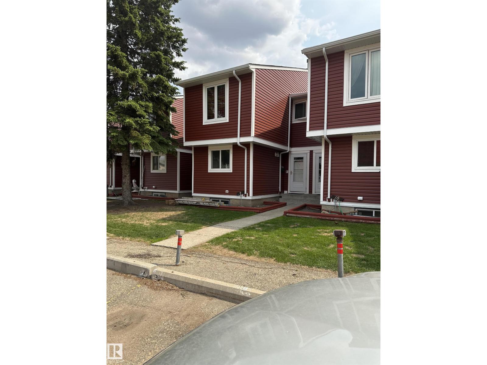 Photo 2 of 35 4707 126 Av Nw, Edmonton AB