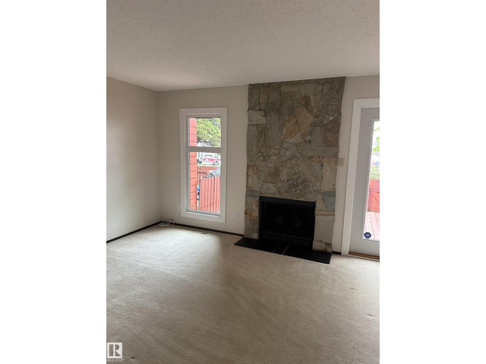 Photo 7 of 35 4707 126 Av Nw, Edmonton AB
