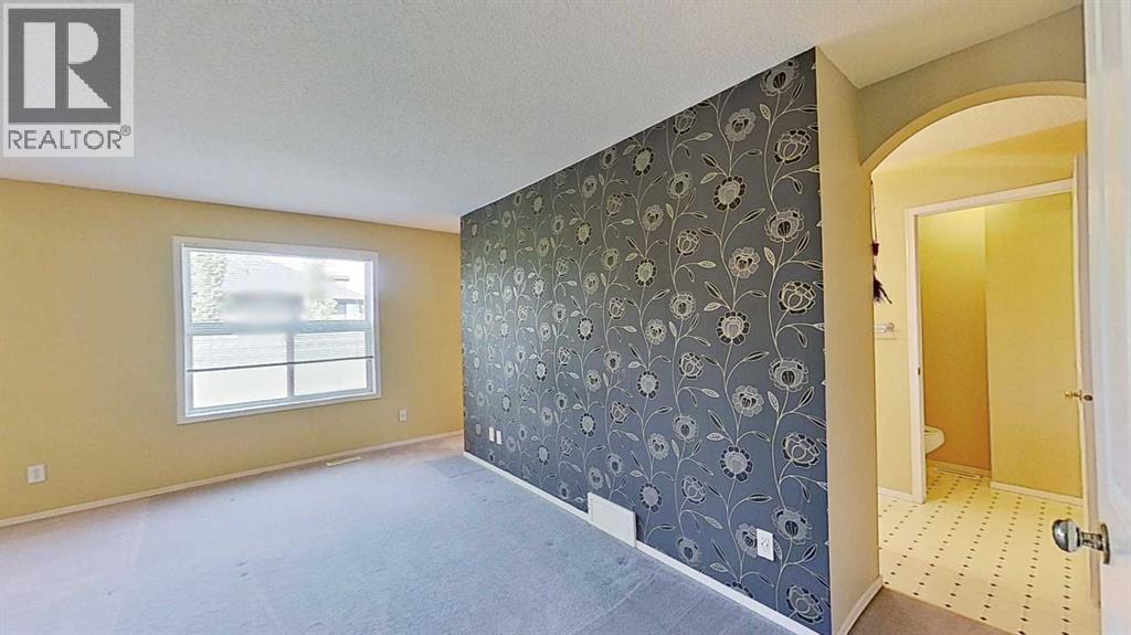 Single Family House for Sale in  Douglas Glen Gardens SE Douglasdale/Glen Calgary 