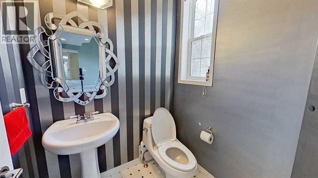 Single Family House for Sale in  Douglas Glen Gardens SE Douglasdale/Glen Calgary 