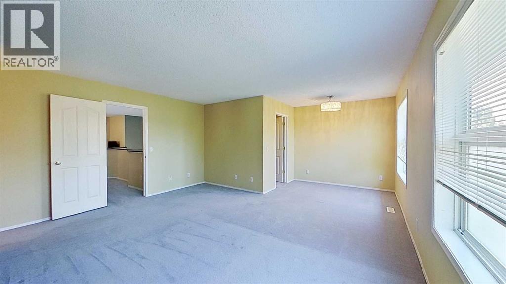 Single Family House for Sale in  Douglas Glen Gardens SE Douglasdale/Glen Calgary 