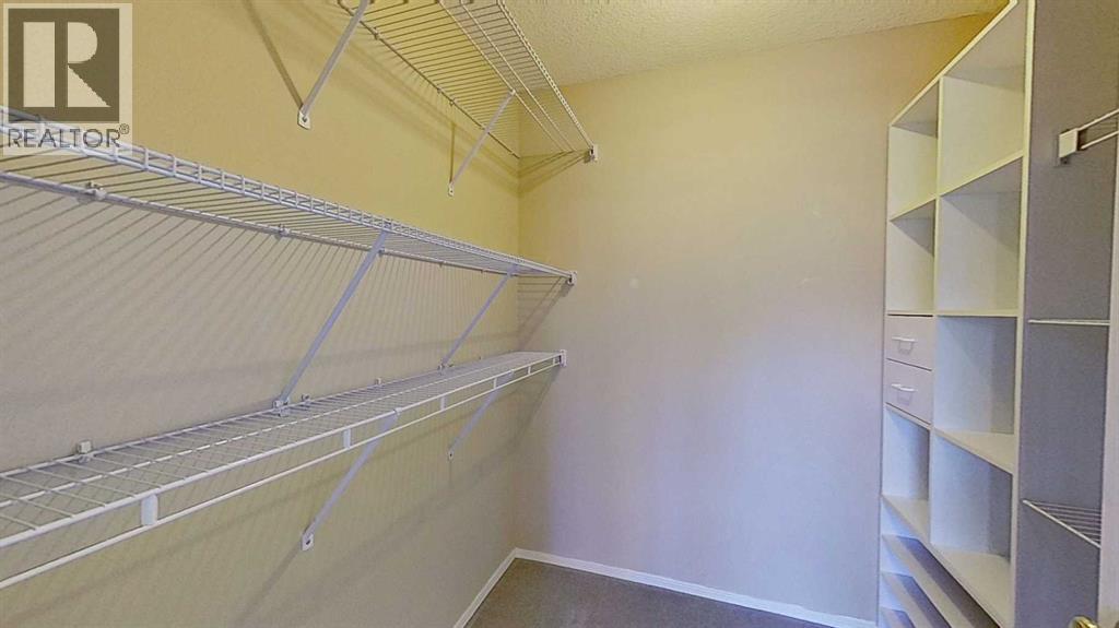 Single Family House for Sale in  Douglas Glen Gardens SE Douglasdale/Glen Calgary 