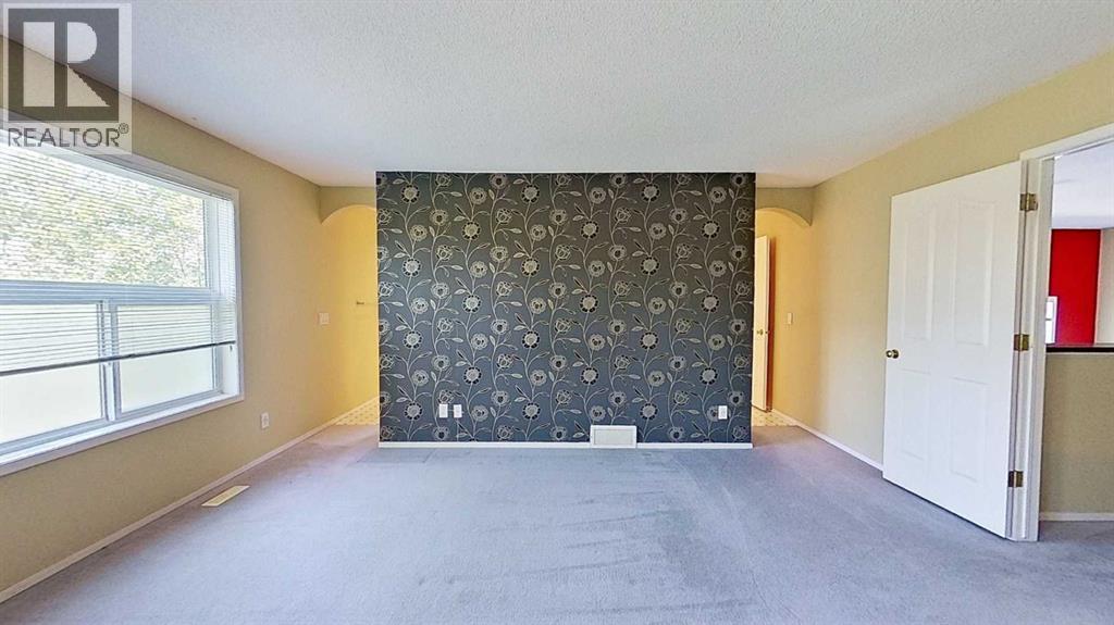 Single Family House for Sale in  Douglas Glen Gardens SE Douglasdale/Glen Calgary 