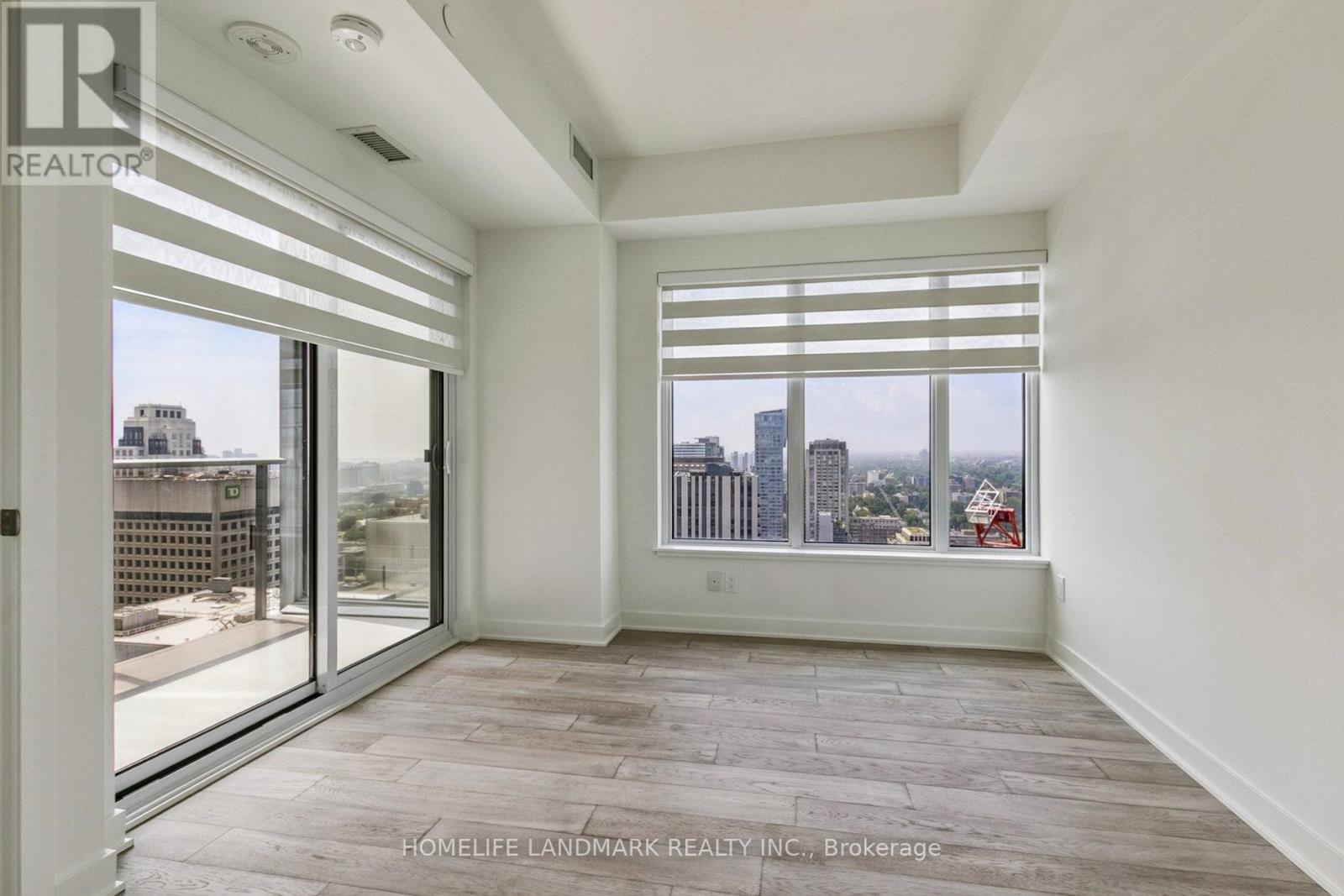 Photo 10 of 2711 11 Yorkville Avenue, Toronto ON