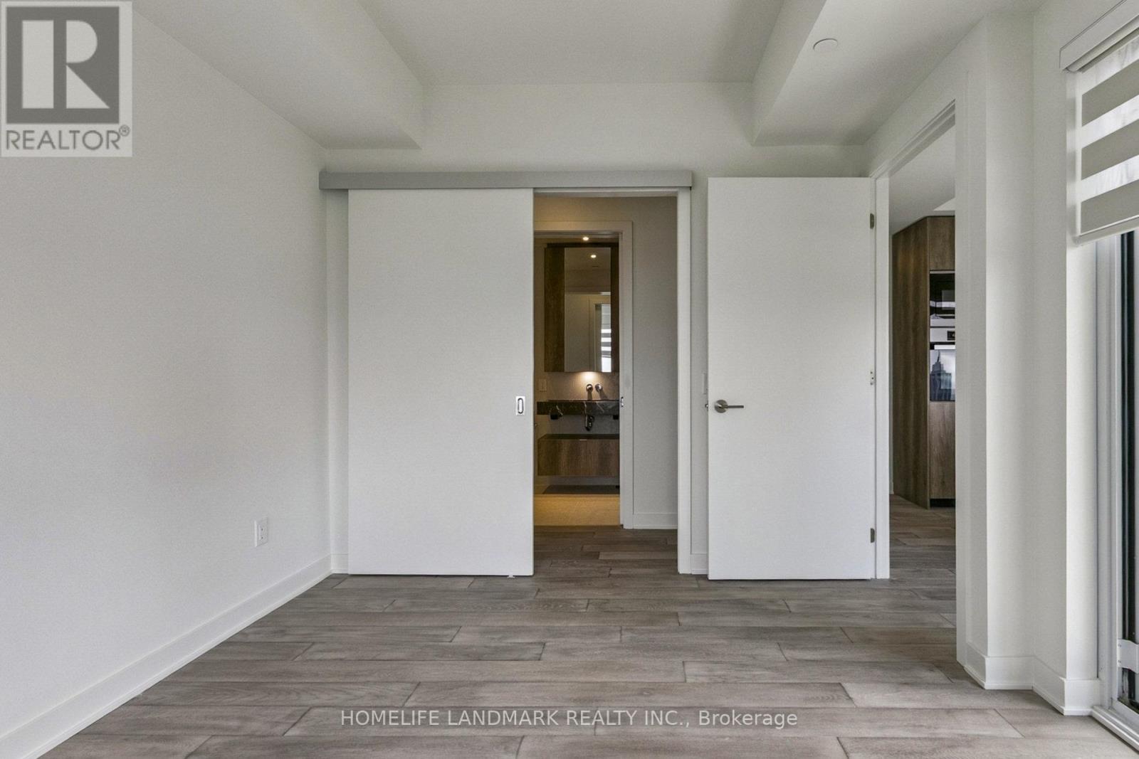 Photo 11 of 2711 11 Yorkville Avenue, Toronto ON