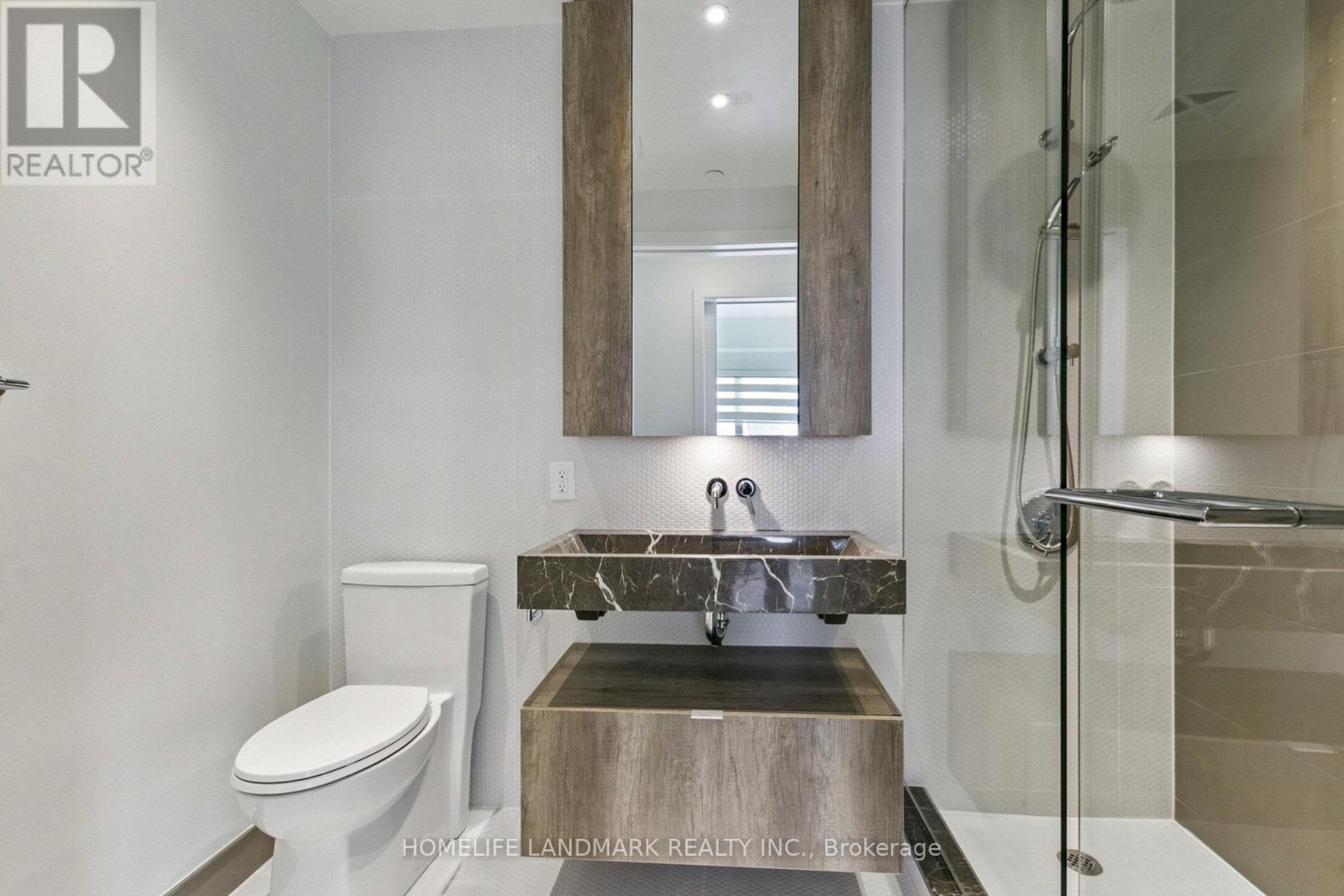 Photo 12 of 2711 11 Yorkville Avenue, Toronto ON