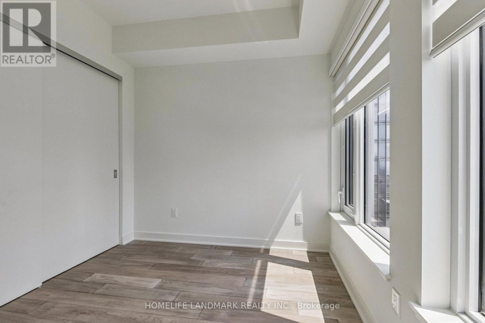 Photo 13 of 2711 11 Yorkville Avenue, Toronto ON