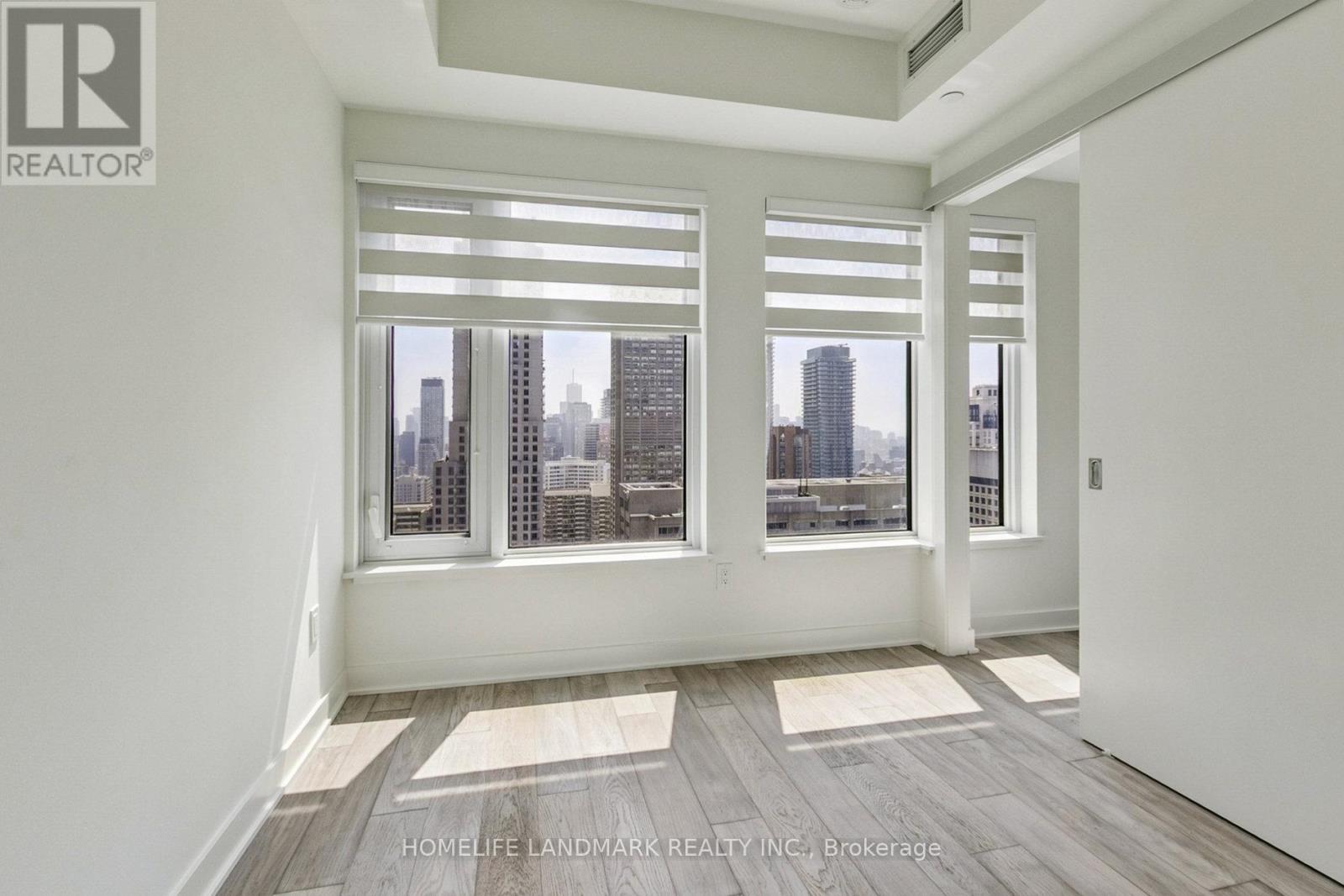 Photo 14 of 2711 11 Yorkville Avenue, Toronto ON