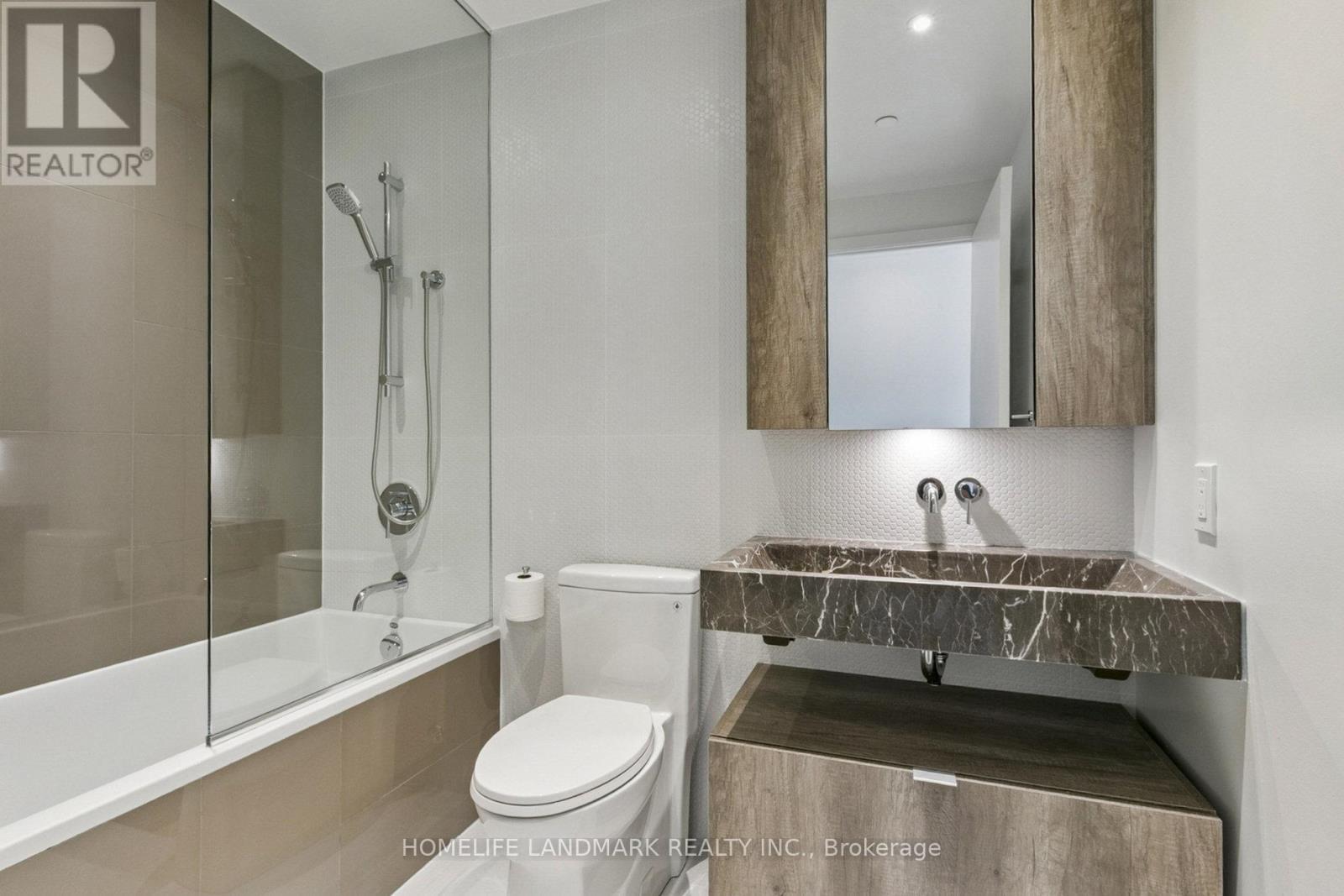 Photo 15 of 2711 11 Yorkville Avenue, Toronto ON