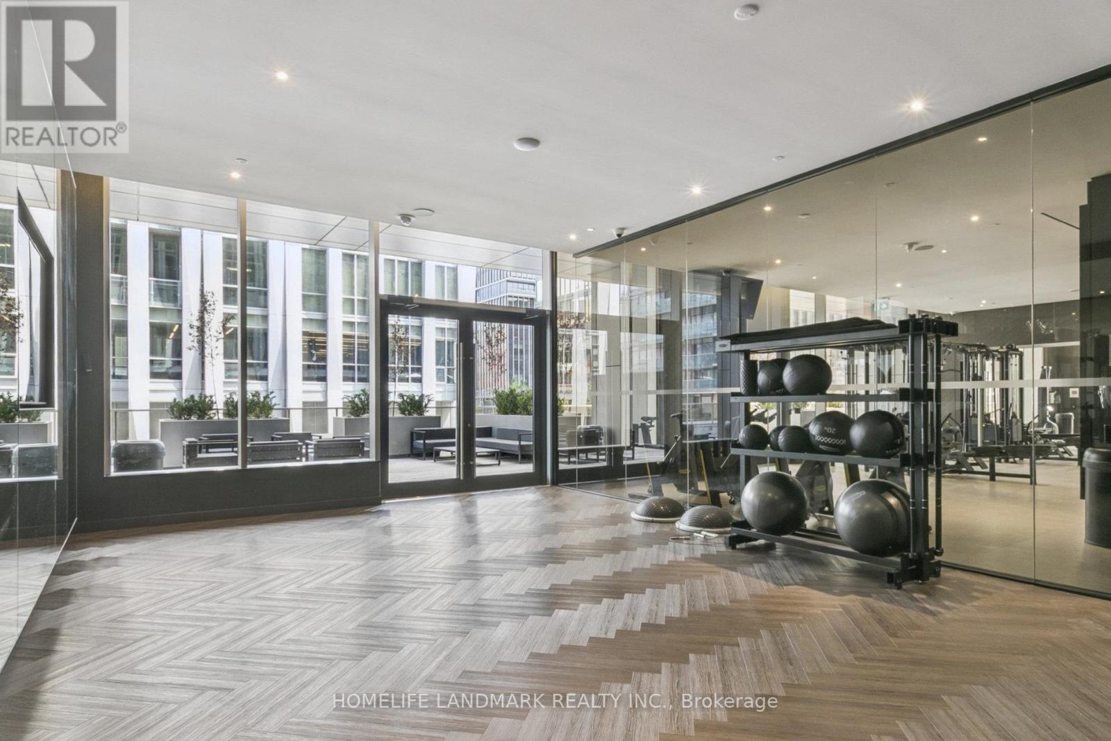 Photo 23 of 2711 11 Yorkville Avenue, Toronto ON