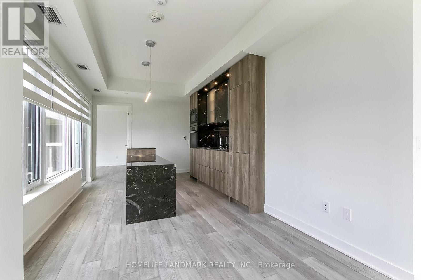Photo 5 of 2711 11 Yorkville Avenue, Toronto ON