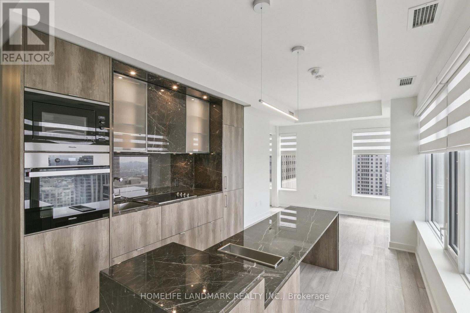 Photo 6 of 2711 11 Yorkville Avenue, Toronto ON