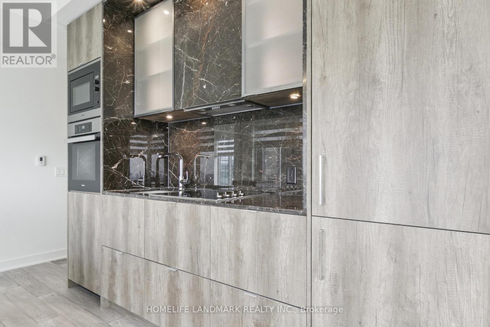 Photo 7 of 2711 11 Yorkville Avenue, Toronto ON