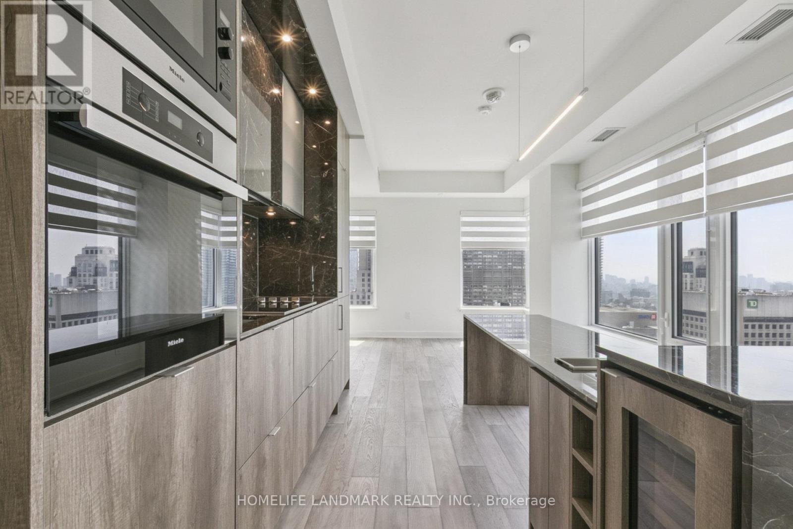 Photo 8 of 2711 11 Yorkville Avenue, Toronto ON