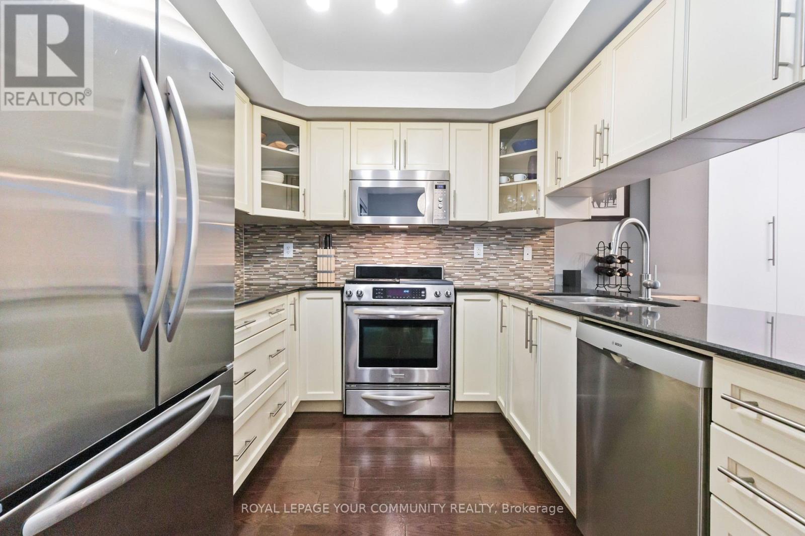Photo 11 of 8 11 Frances Loring Lane, Toronto ON