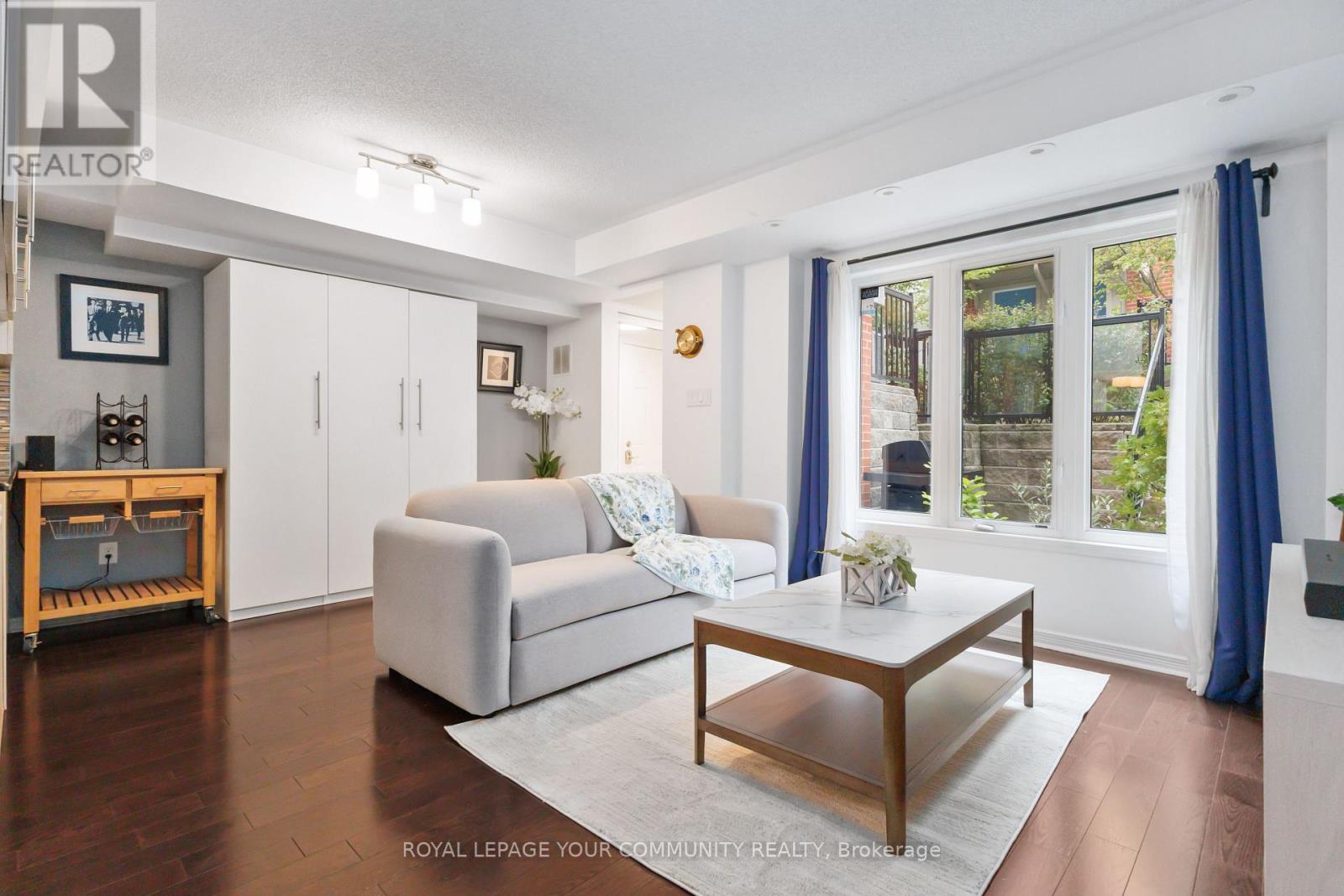 Photo 2 of 8 11 Frances Loring Lane, Toronto ON