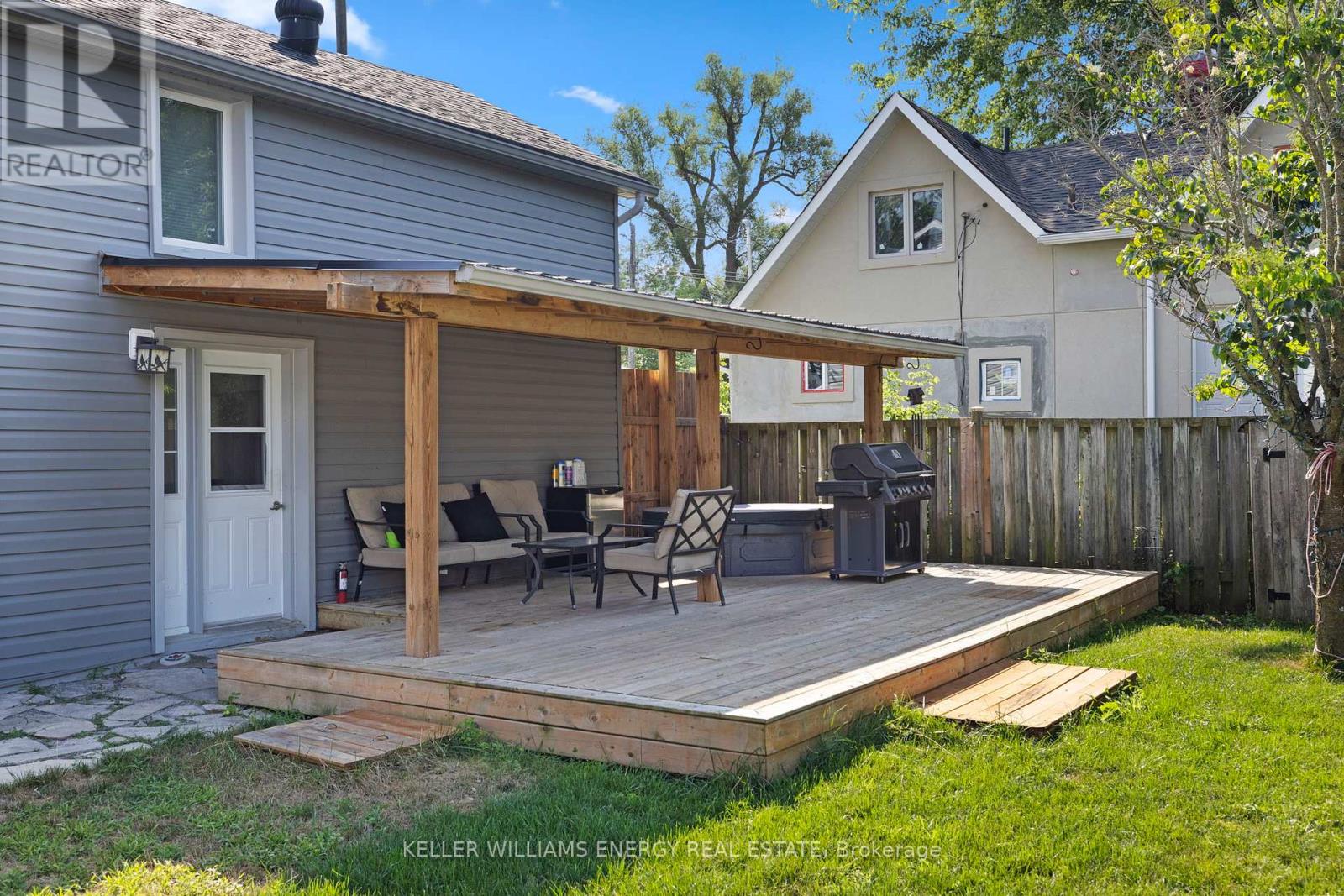 Photo 31 of 30 Pier Street, Scugog ON