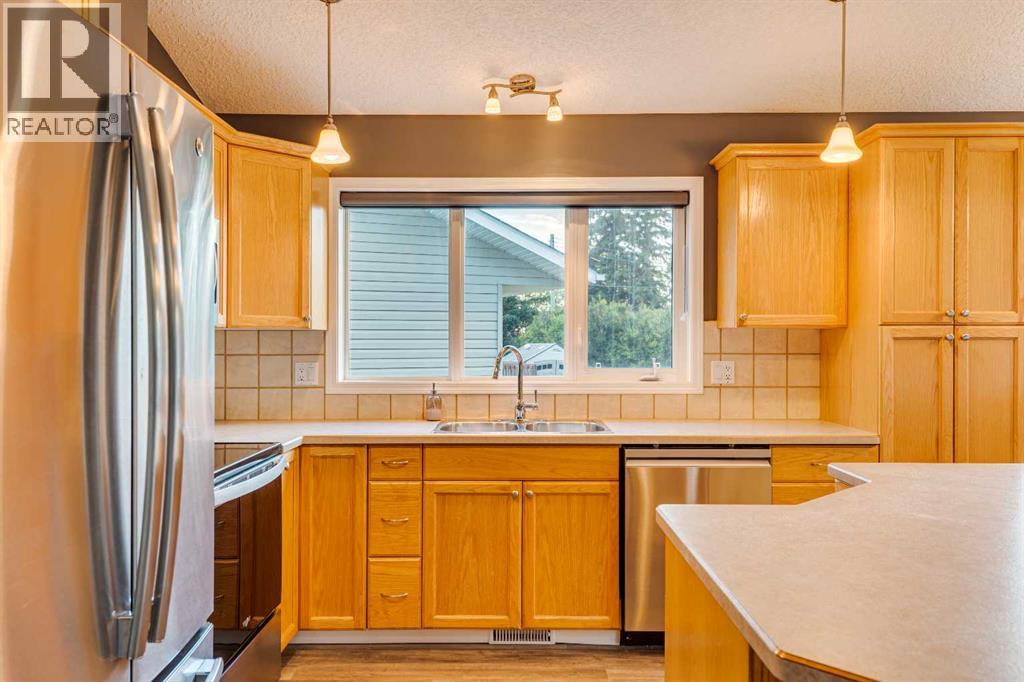 Photo 6 of 214 Bradford Crescent Se, Three Hills AB