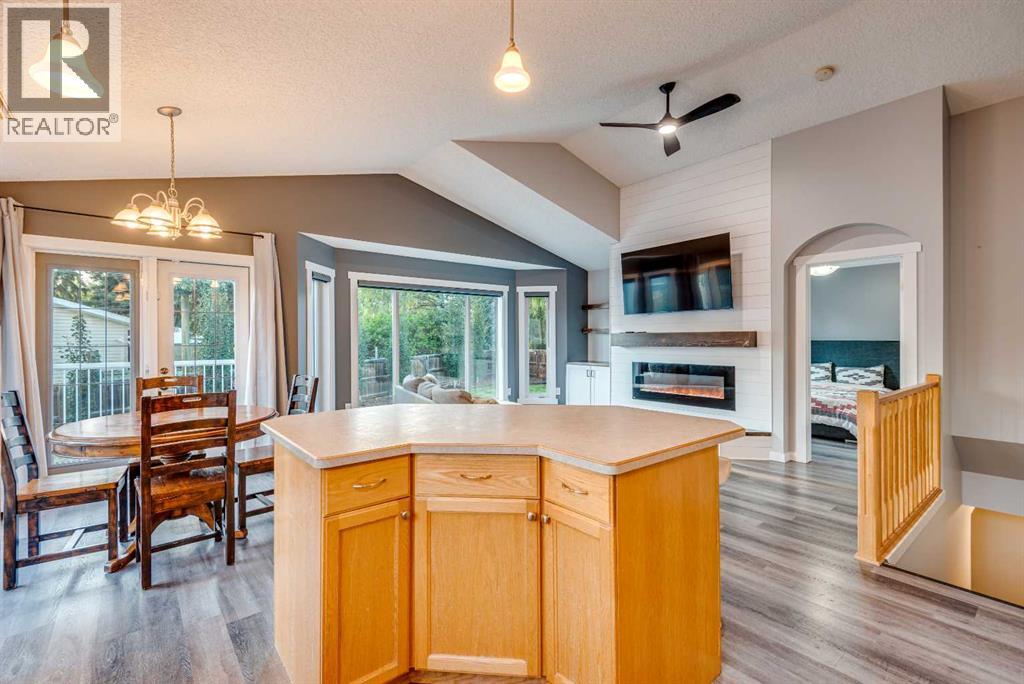 Photo 9 of 214 Bradford Crescent Se, Three Hills AB