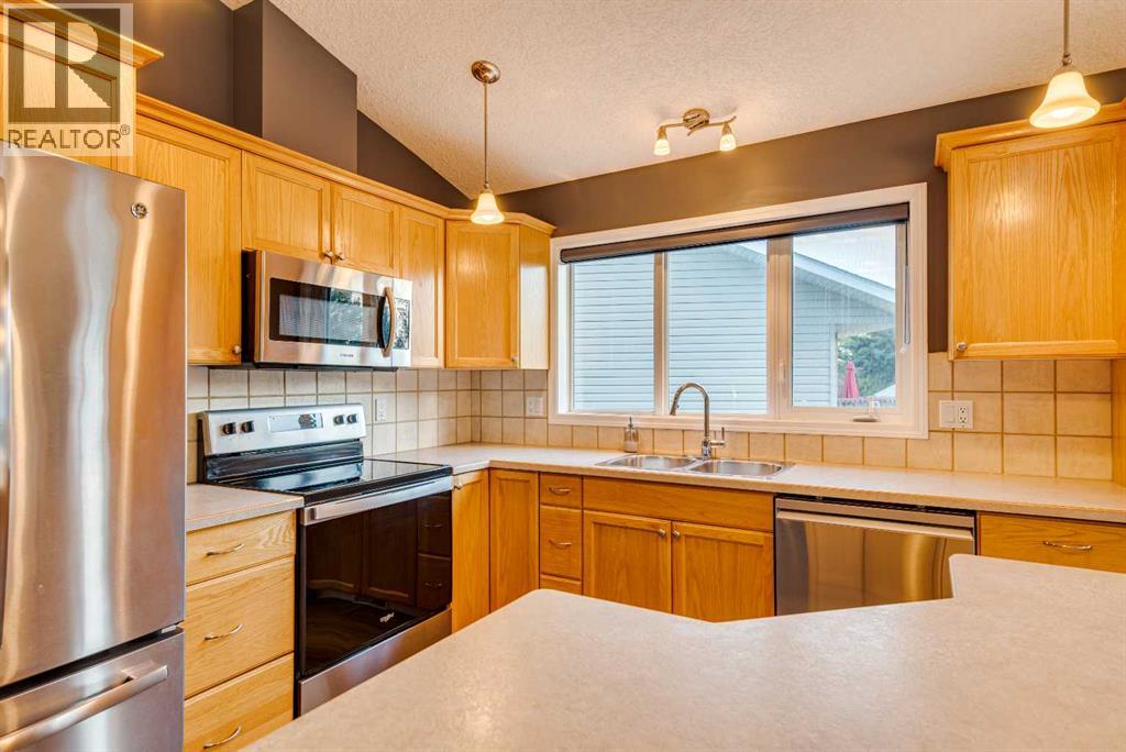 Photo 7 of 214 Bradford Crescent Se, Three Hills AB
