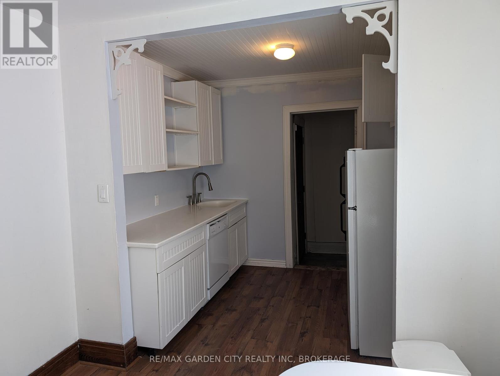 Photo 11 of 28 Lake Street, St Catharines ON