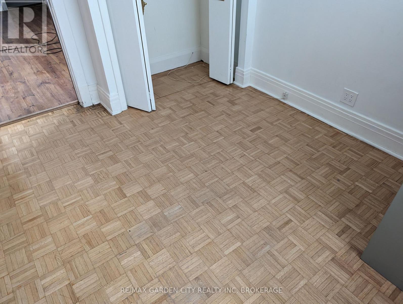 Photo 16 of 28 Lake Street, St Catharines ON