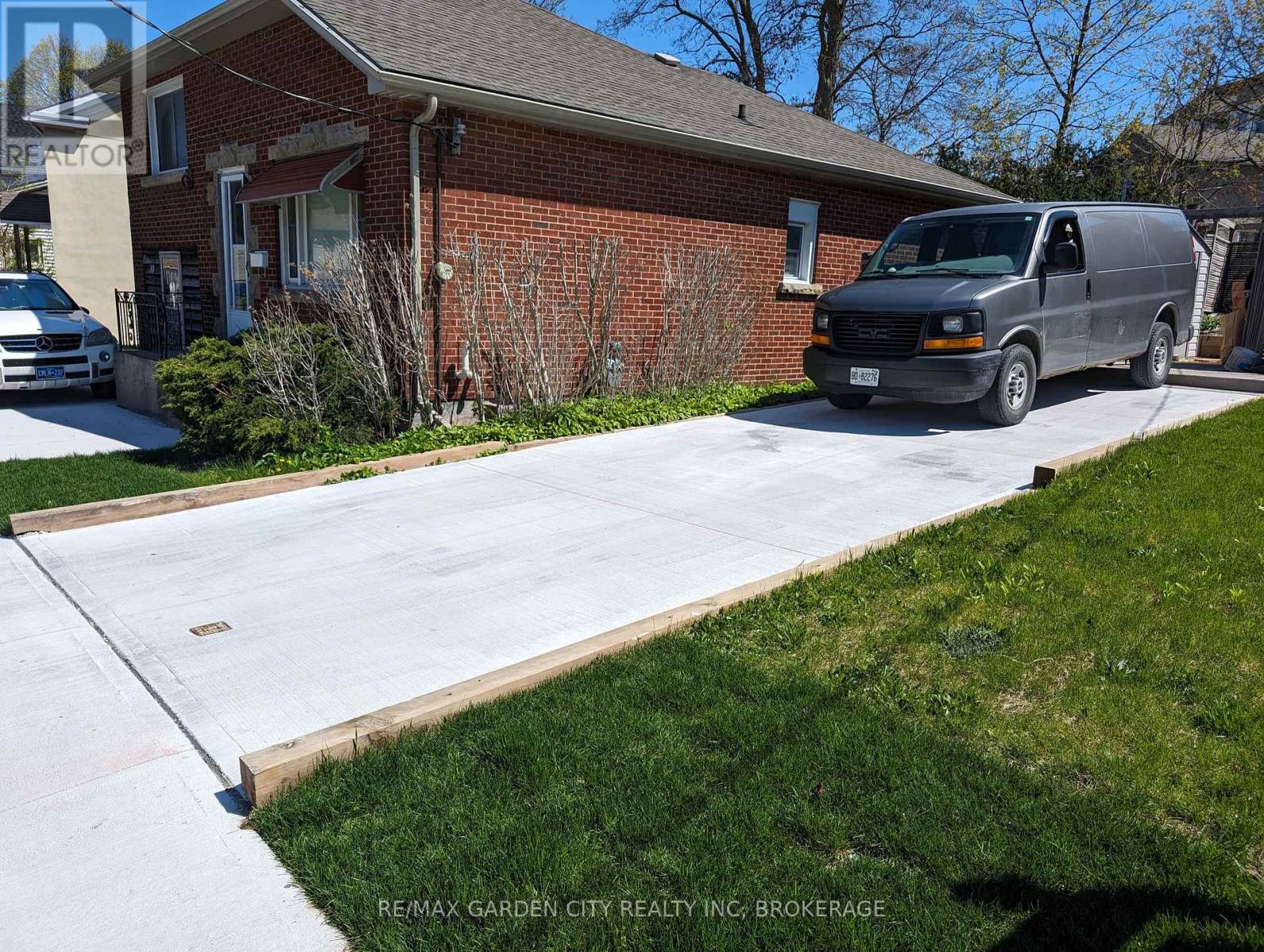 Photo 17 of 28 Lake Street, St Catharines ON
