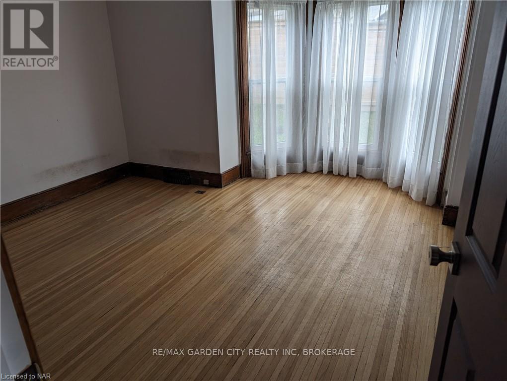 Photo 3 of 28 Lake Street, St Catharines ON