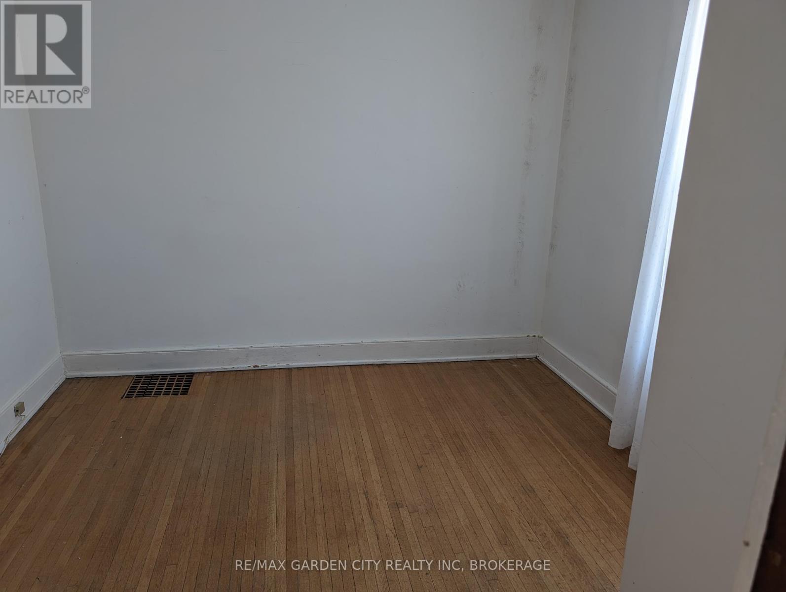 Photo 8 of 28 Lake Street, St Catharines ON