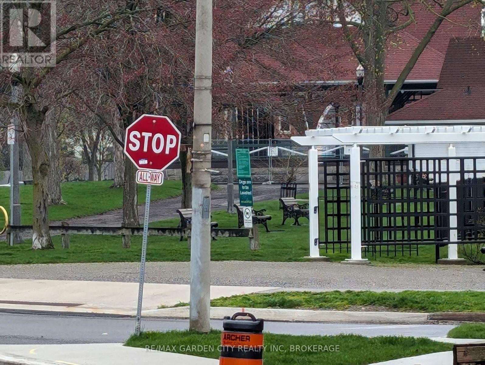 Photo 15 of 28 Lake Street, St Catharines ON