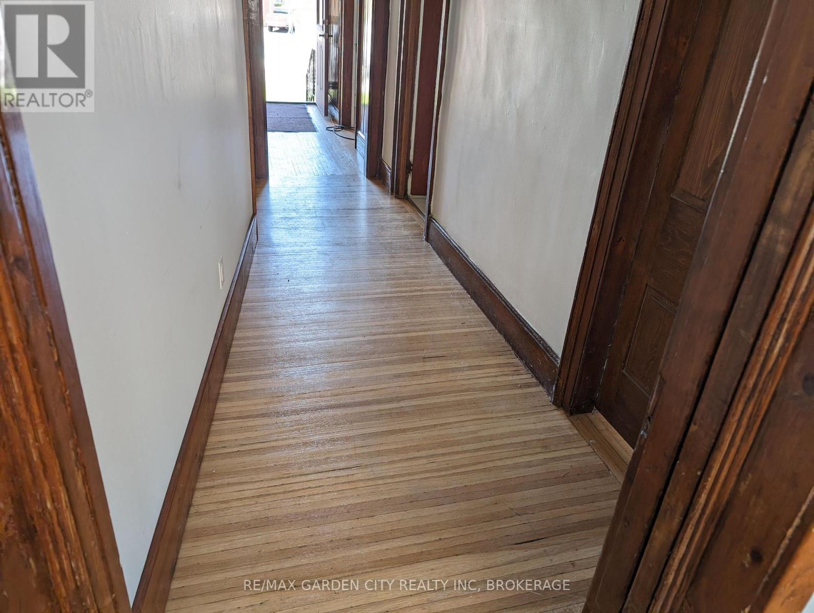 Photo 13 of 28 Lake Street, St Catharines ON