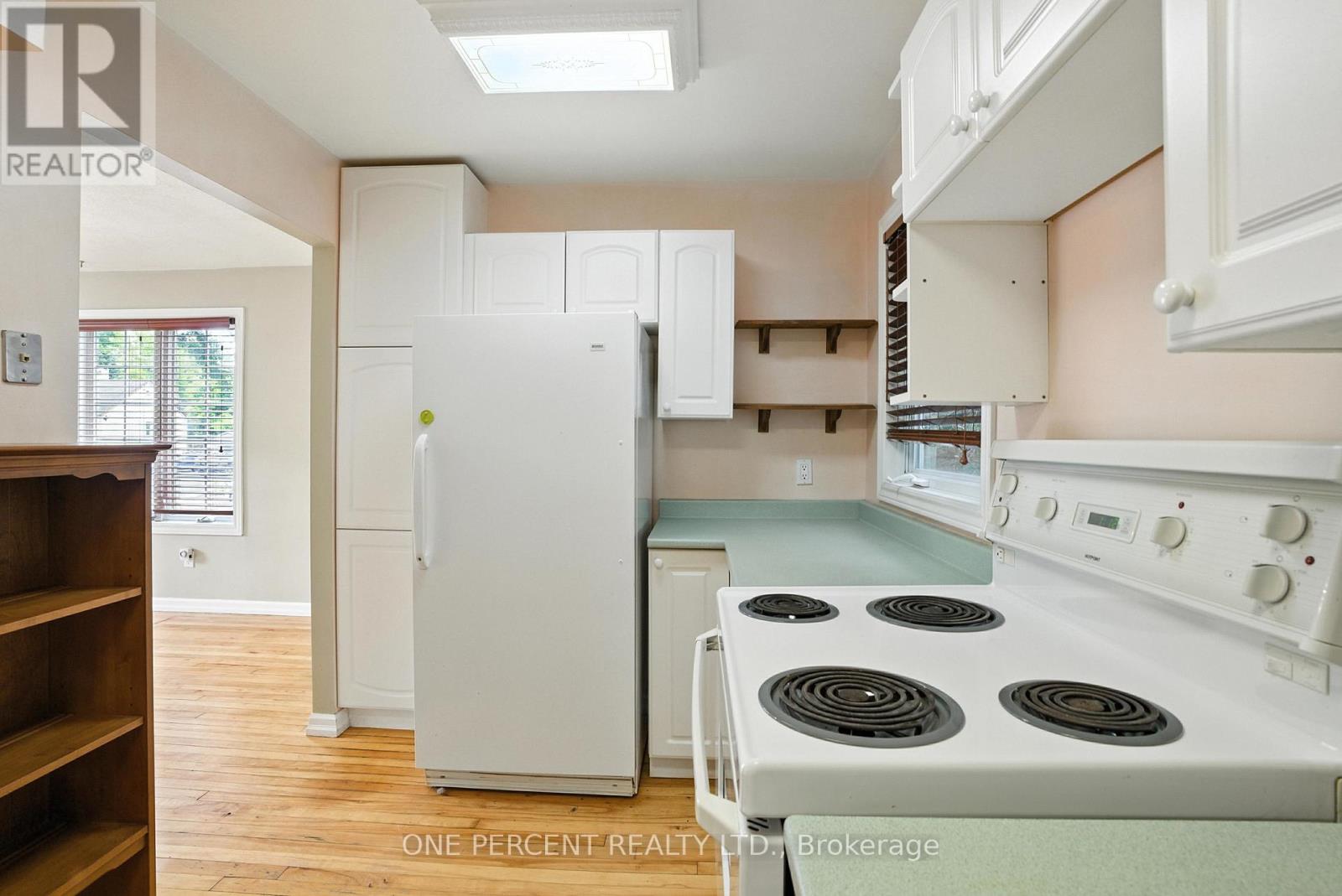 Photo 10 of 284 Anna Avenue, Ottawa ON
