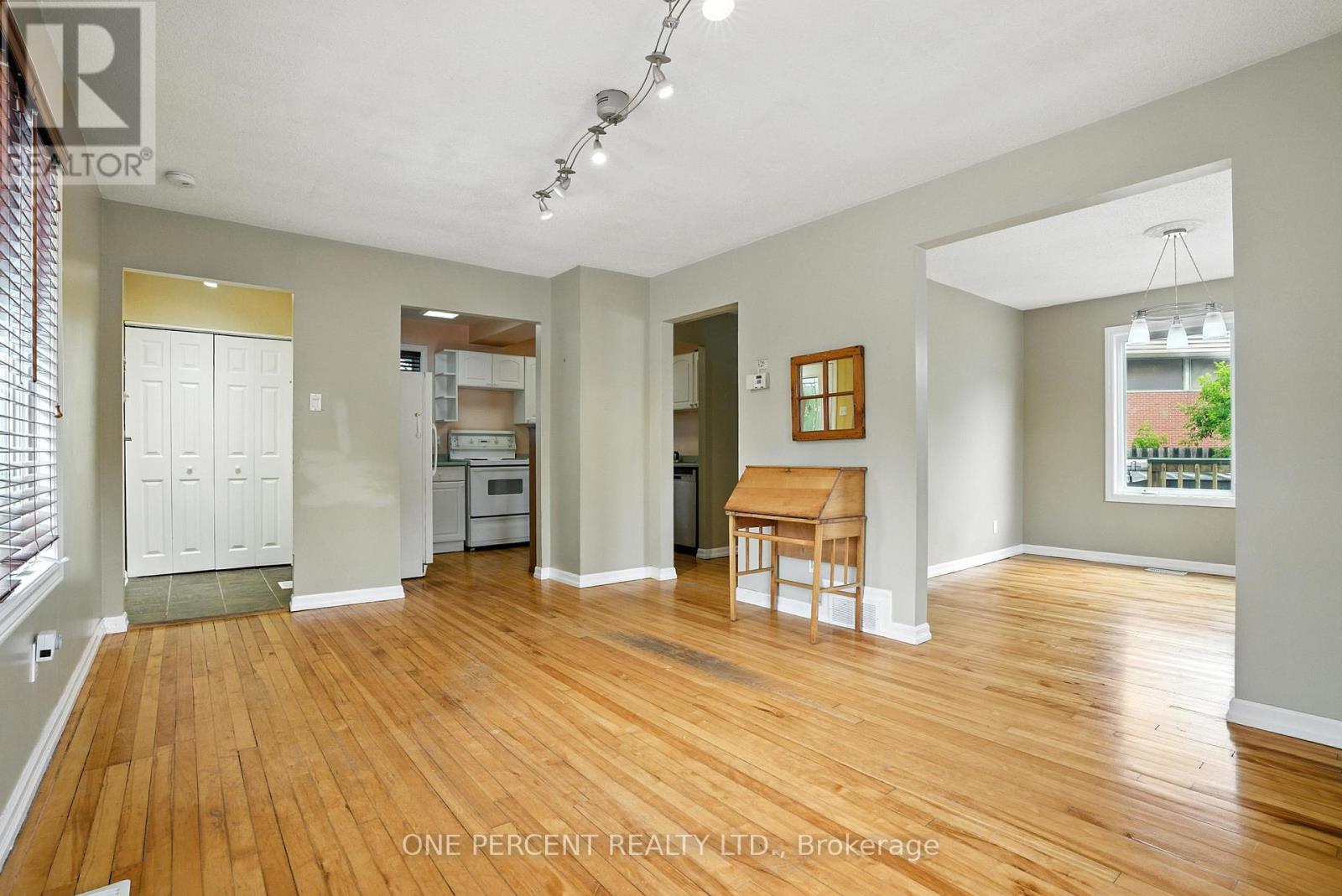 Photo 2 of 284 Anna Avenue, Ottawa ON