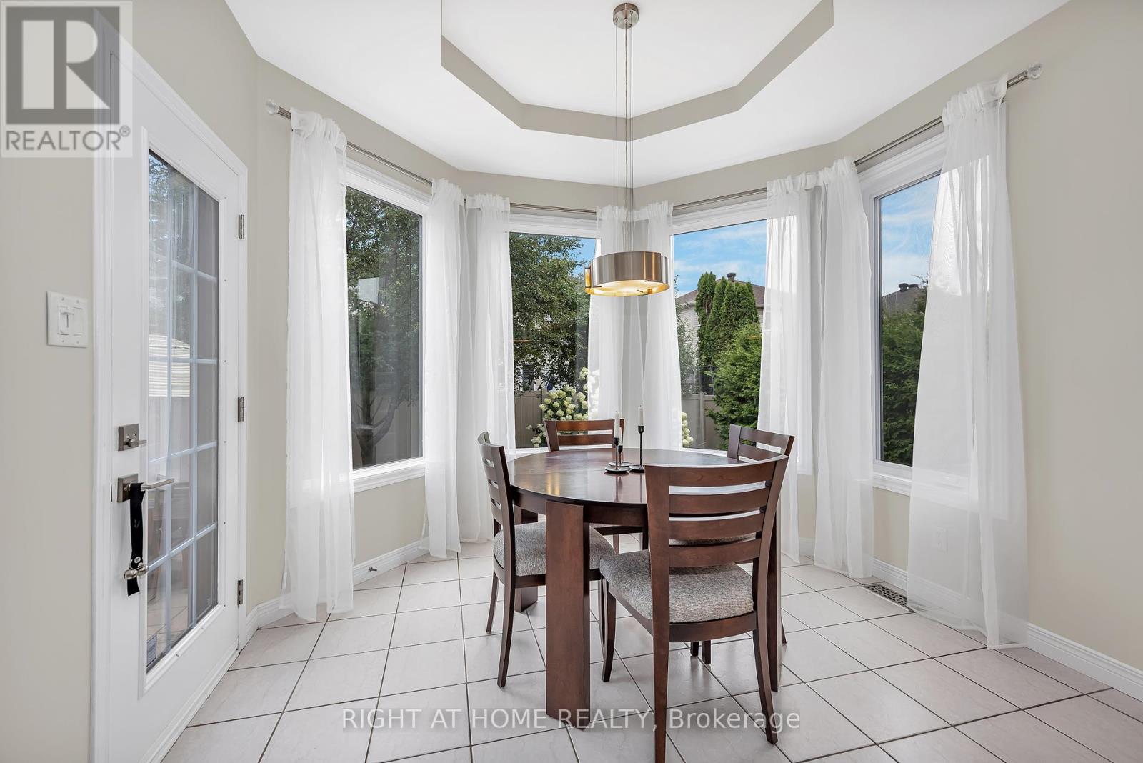 Photo 11 of 3727 Mountain Meadows Crescent, Ottawa ON