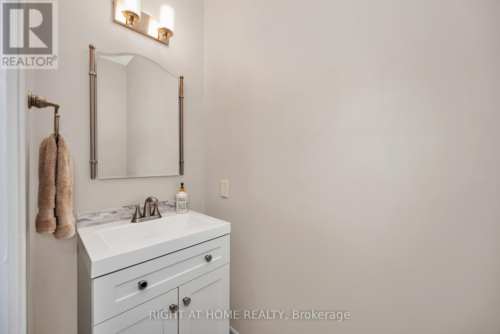 Photo 18 of 3727 Mountain Meadows Crescent, Ottawa ON