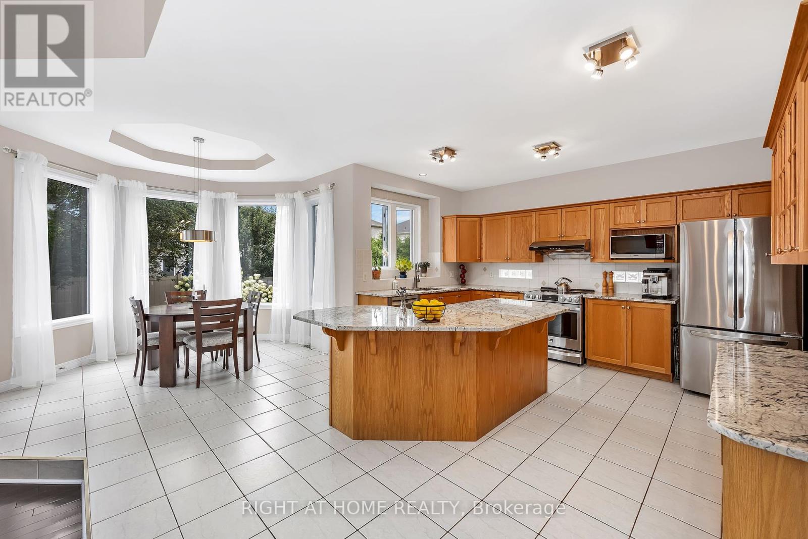 Photo 9 of 3727 Mountain Meadows Crescent, Ottawa ON