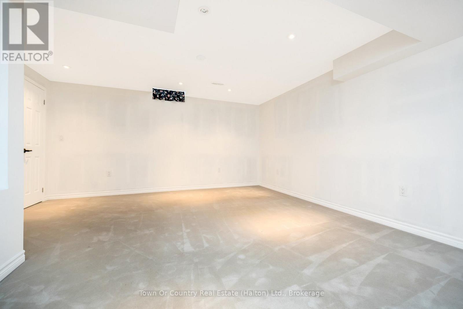 Photo 23 of 330 Centennial Forest Drive, Milton ON